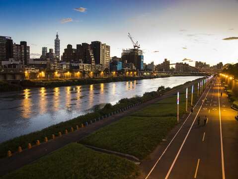 北市河濱自行車道加強夜間照明設施
