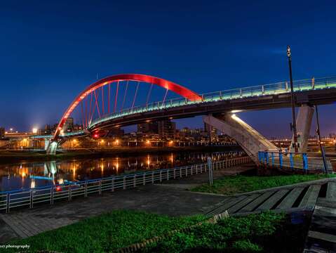 在基隆河左右岸親水自行車道有非常美的夜景 (圖為彩虹橋)