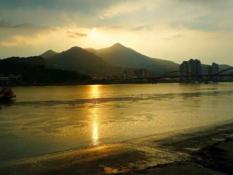 如果想看自然風景，以關渡為出發點是一個好選擇，欣賞夕陽西沉，映照在淡水河水面上