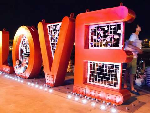 彩虹橋頭的 LOVE 是熱門的夜騎打卡景點
