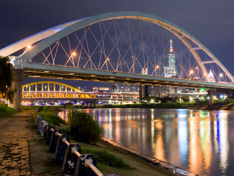 麥帥二橋夜晚，搭配燈光投射美不勝收，在北市河濱夜騎運動，也能享受美麗景色。