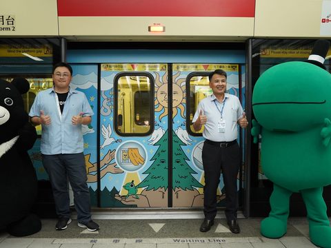 熊讚與北市觀傳局劉奕霆局長(左二)、臺北捷運公司高文祥副總經理(右二)和怪奇事物所所