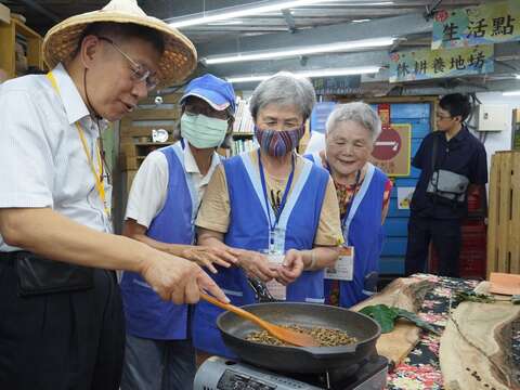 市長體驗炒臺北客家農場自產、自洗的咖啡豆