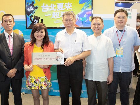 台北人挺台北城,柯文哲市長率先購買北投溫泉住宿券,同時推薦民眾周休假日來深具療癒感的北投探訪秘境。