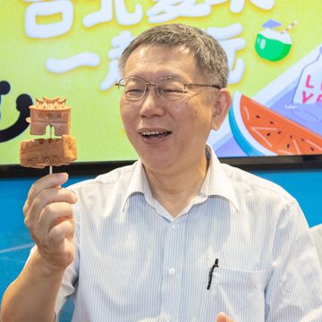 北市政府觀光傳播局今年以「夏來一起玩」為主題,柯市長品嘗首度上市的觀巴造型雞蛋糕,歡迎大家來趁假日來台北館歡樂玩一「夏」。