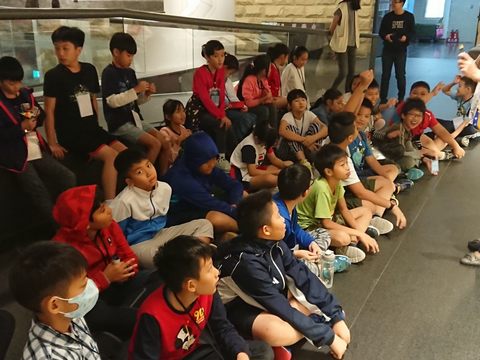 台北探索館導覽培訓課程帶領小志工一同學習博物館志工導覽技巧