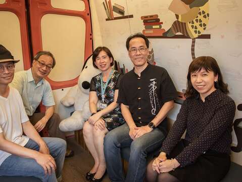 記者會與會貴賓─聯合文學雜誌王聰威總編輯、知名作家小野老師、北安國中校長、臺北市立圖書館洪世昌館長和聯經出版事業股份有限公司陳芝宇總經理一同在書車上留影