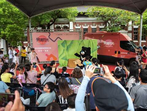 超人氣的臺北市吉祥物熊讚今年擔任行動書車代言人，從出場的尖叫聲就可以知道熊讚的魅力有多強