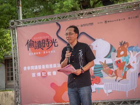 臺北市立圖書館洪世昌館長歡迎讀者在盛夏時節以閱讀消暑，到書車享受清涼專注的閱讀氛圍，或參加北市圖豐富的暑期活動