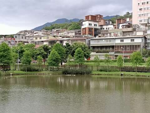 公館公園有一座很大生態池，是原有的埤塘改造的，水源引丹鳳山水系補注。