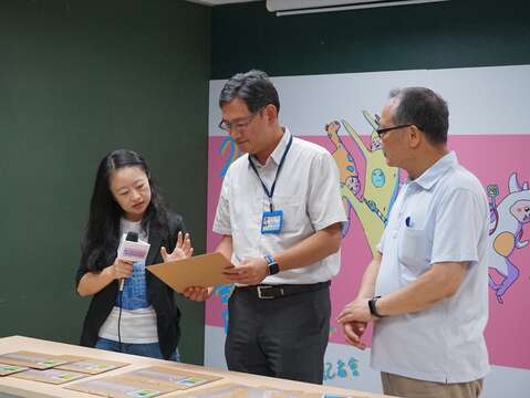 圖二、北市動保處陳副處長英豪透過生物策略卡片配對互動遊戲。