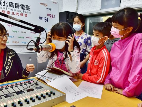 臺北電臺辦理廣播體驗活動，由資深廣播人於錄音間實地解說。.JPG
