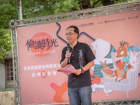 臺北市立圖書館洪世昌館長歡迎讀者在盛夏時節以閱讀消暑，到書車享受清涼專注的閱讀氛圍，或參加北市圖豐富的暑期活動