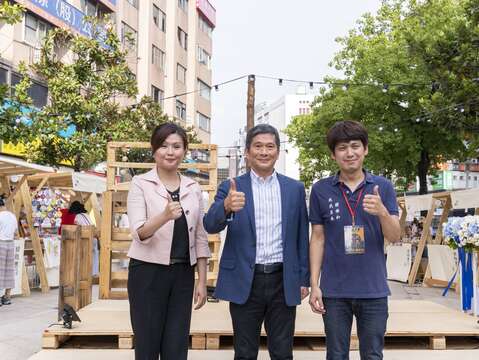 文化部李永得部長(中)、臺北市政府產業發展局吳欣珮副局長(左)及台北市東區商圈發展協會韓修和理事長(右)參與參與顆顆書店開幕儀式