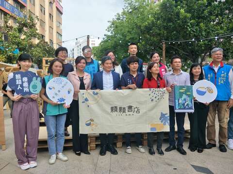 文化部與臺北市政府長官與東區商圈理事長及與會貴賓共同合影
