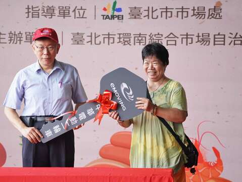 柯市長抽出活動最大獎 中華電動二輪車 並與得獎民眾合影