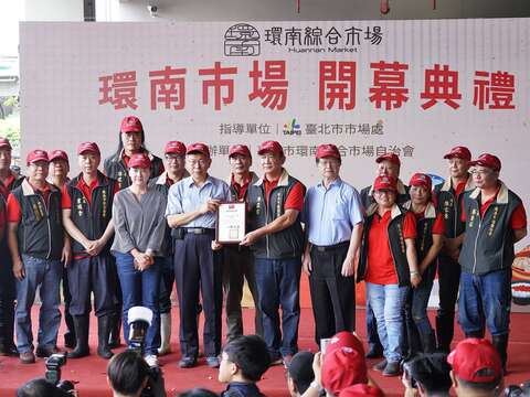 柯市長頒發攤商配合辦理食品良好衛生規範準則稽查感謝狀
