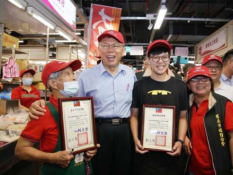 柯市長與環南市場攤商互動合影