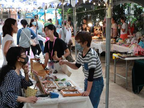 「摩燈北投 霓虹市集」現場人潮