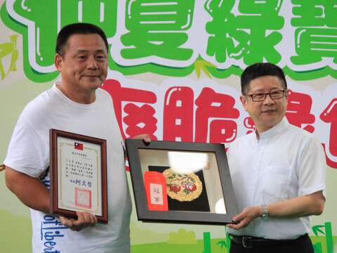 109年台北市綠竹筍品質評鑑比賽頒獎-冠軍筍王木柵區筍農周良富。