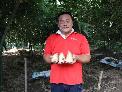 冠軍筍王周良富與鮮甜綠竹筍歡迎您到遠企參加展售活動。