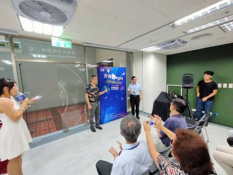 產業局林局長崇傑與光華商場數位新天地協會副理事長張結榮合影紀錄