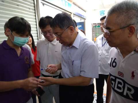 柯市長於光華商場於民眾互動