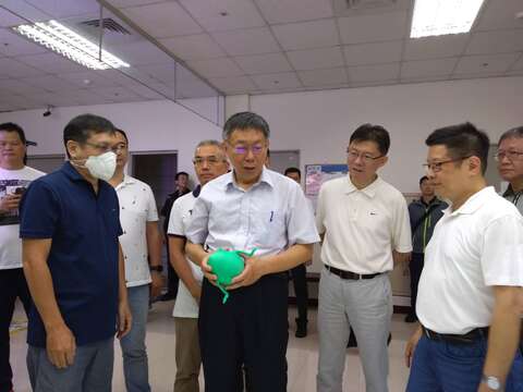 柯市長觀看3D列印成果