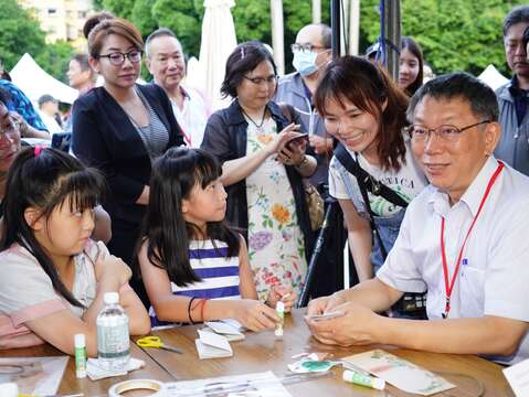 Mayor Attends Open-air Cinema at 2020 Xikou Cultural Festival