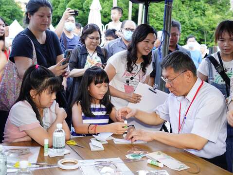 Mayor Attends Open-air Cinema at 2020 Xikou Cultural Festival