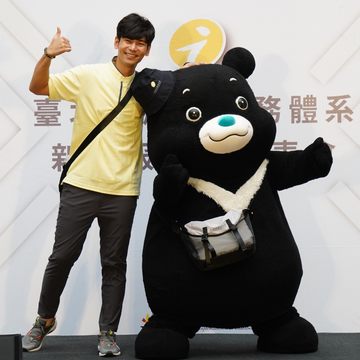 楊子儀與熊讚揹上側背包，扮演走動式旅遊服務人員