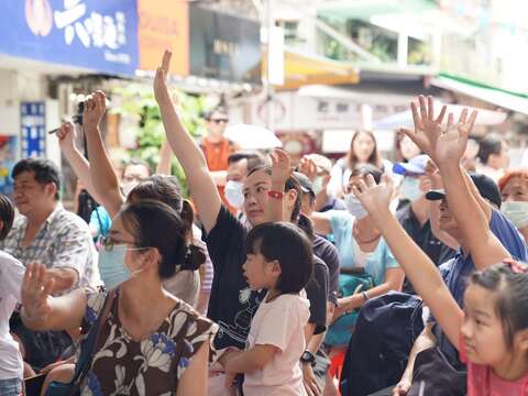 現場熱情參與活動的民眾