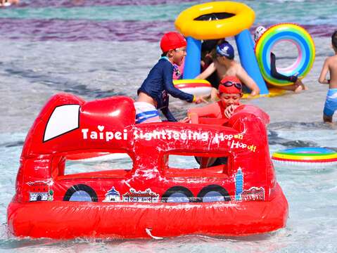 台北河岸童樂會首度於台北自來水園區舉辦，邀請大小朋友前來戲水消暑。