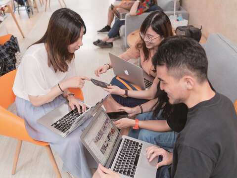 對習於使用網路交流的Z 世代而言,社群媒體是他們表達自我、尋求認同的重要管道。