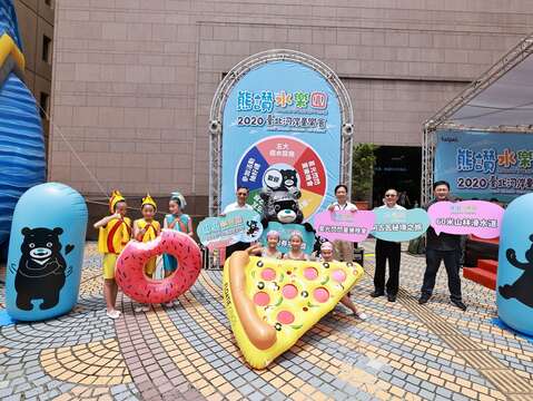 臺北市副市長蔡炳坤（左一）、副秘書長簡哲宏（右三）、觀光傳播局局長劉奕霆（右一）、自來水處處長陳錦祥（右二）與熊讚等共同揭開「2020臺北河岸童樂會」5大活動特色