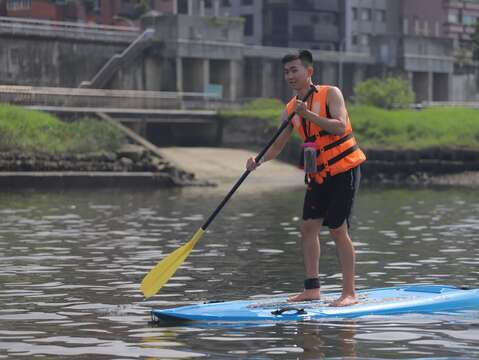 民眾體驗SUP立槳式浪板翦影