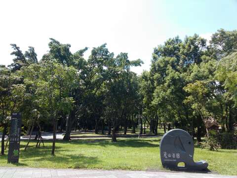 03前往象山步道登山口將先經過象山公園沿著山邊小徑走。
