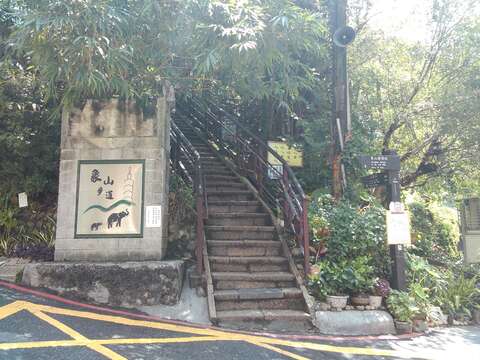 04信義路五段150巷的靈雲宮登山口，是觀光客和民眾最多的入口。