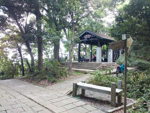 07永春亭是象山上多條步道的交會點，可通往煙火平臺、一線天步道和攝手平臺。