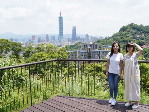 公園步道頂端可一覽101高樓及市區景觀