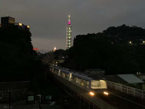 園區步道支線夜晚可見到文湖線列車穿梭在山谷間與101高樓交疊的美景