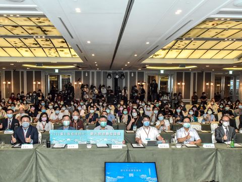 「2020臺北後疫情時代觀光旅遊轉型論壇」參與貴賓、講者、旅遊產業代表及民眾共同合影