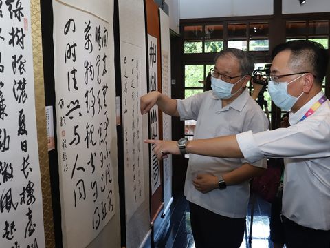 張炳煌教授介紹本次展品.JPG