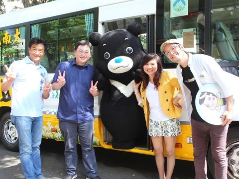 熊讚與觀傳局劉奕霆局長熱情邀請民眾搭乘小9「北投-竹子湖」路線公車」。左起楊靜宇議員、劉奕霆局長、熊讚及周水美理事長。