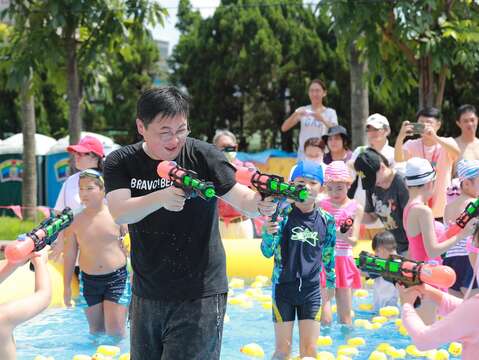 觀傳局長劉奕霆與小朋友展開水槍大戰，享受勁涼消暑的夏日時光。