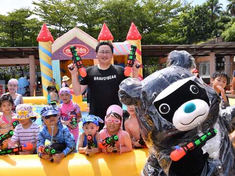 觀傳局長劉奕霆與熊讚歡迎大家來熊讚水樂園。