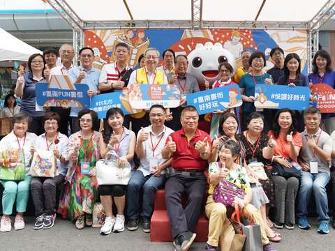 臺北市商業處江副處長美玲(舞台第一排右4)及台北市重南書街促進會沈理事長榮裕 (舞台第一排左5)與臺北市商圈產業聯合會洪理事長文和(舞台第一排左4)與貴賓大合影