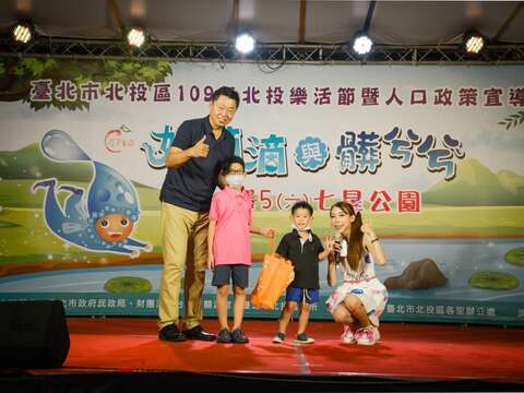 109臺北市北投區于保雲代理區長不但全程觀賞,更在有獎徵答活動中親自上台頒獎!
