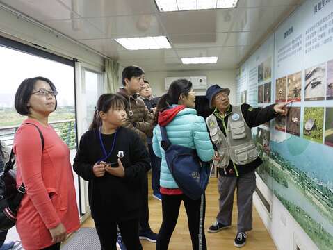 駐點值班志工熱心解說社子島濕地環境