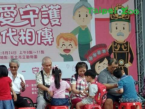 孫子女幫祖輩洗淨雙手後、塗上護手霜並按摩雙手